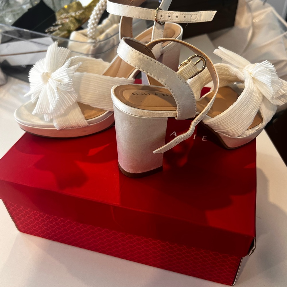 Platform bow shoes size 6